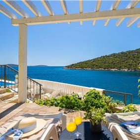6 Bedroom Waterfront Villa with Pool in Uvala Ljubljeva near Trogir, Sleeps 12-13